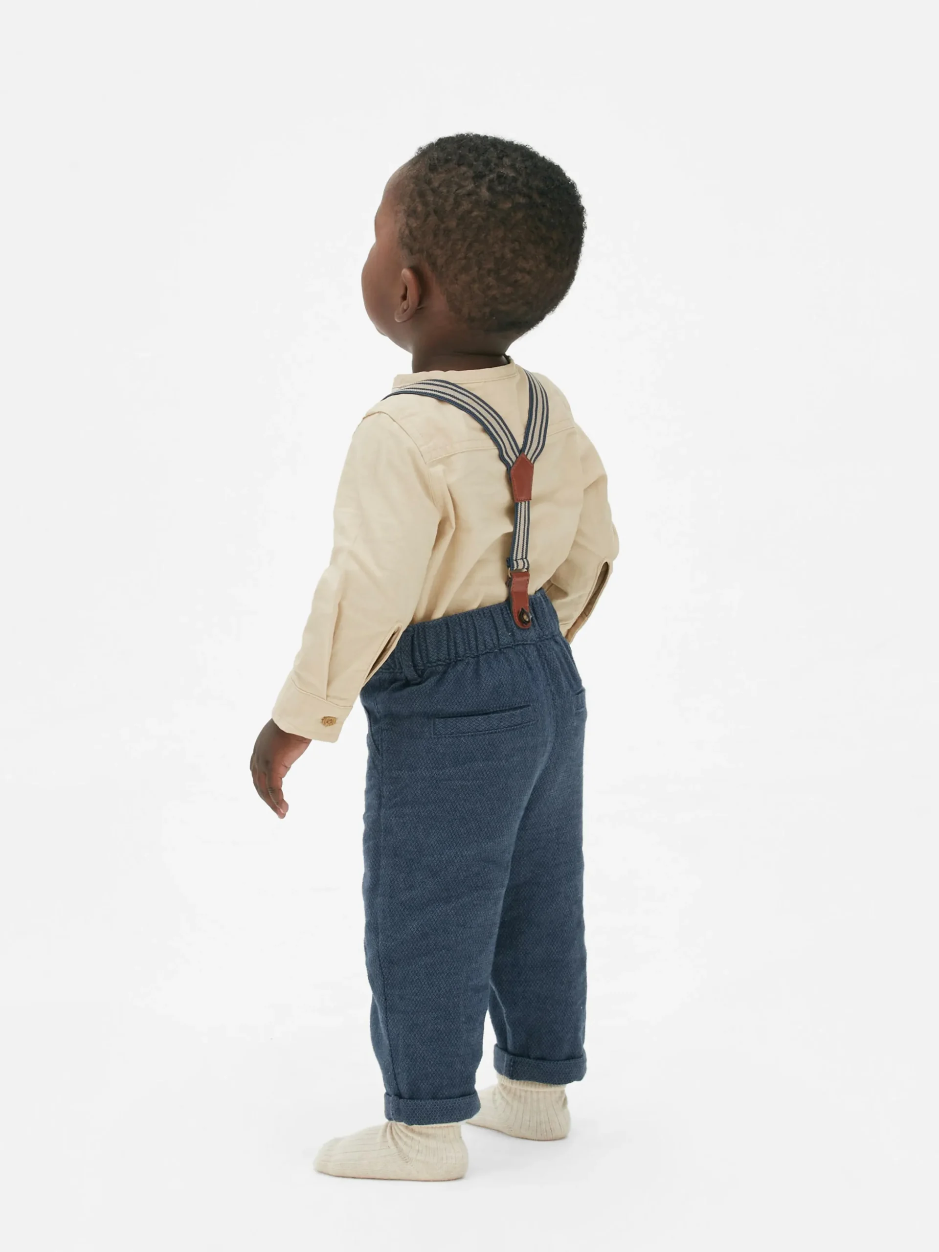 Camisa De Botones Y Pantalones Con Tirantes