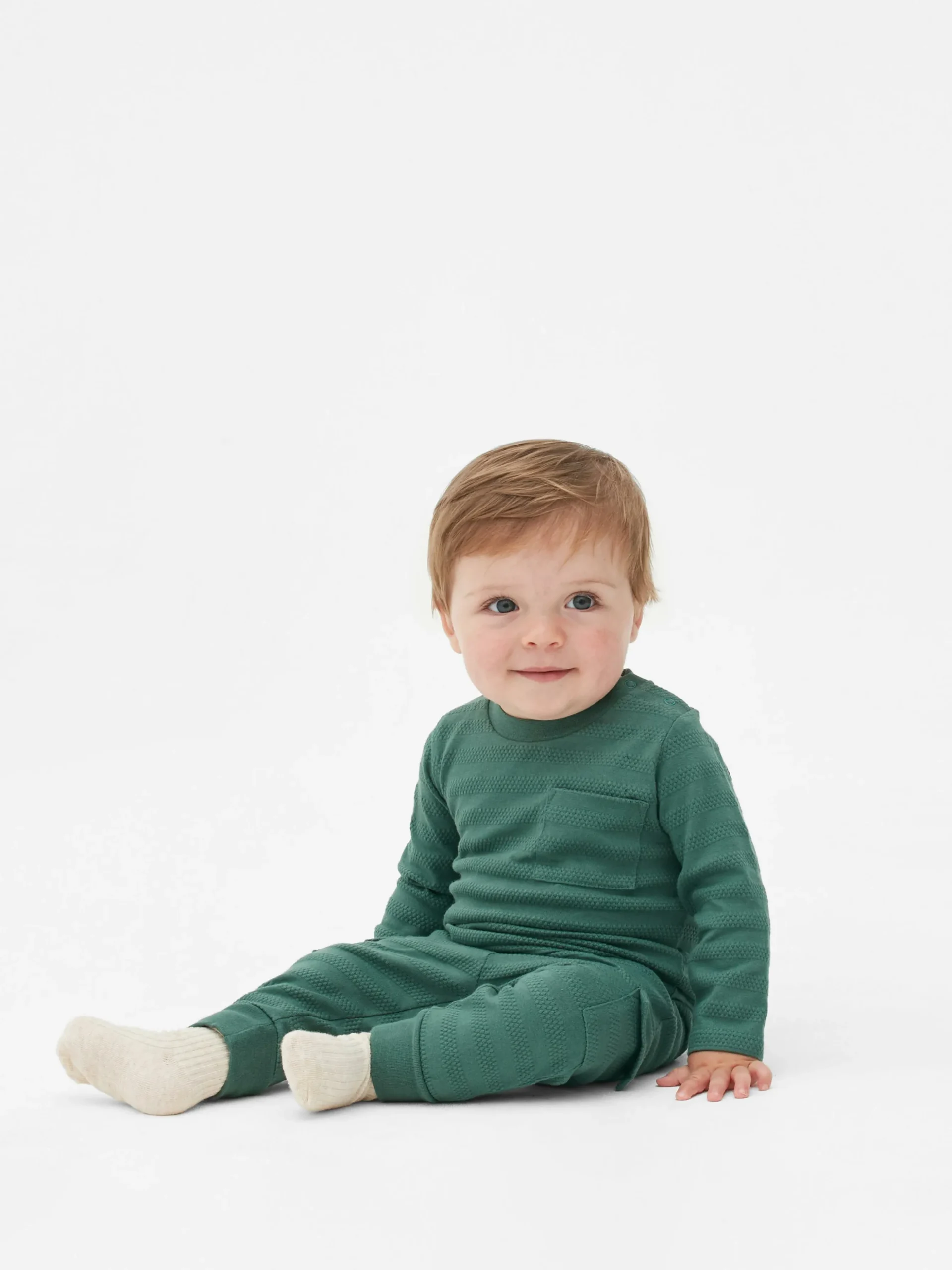 Conjunto De Camiseta Texturizada Y Pantalones Cargo