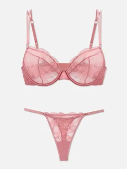 Conjunto De Sujetador Sin Relleno Y Tanga De Encaje