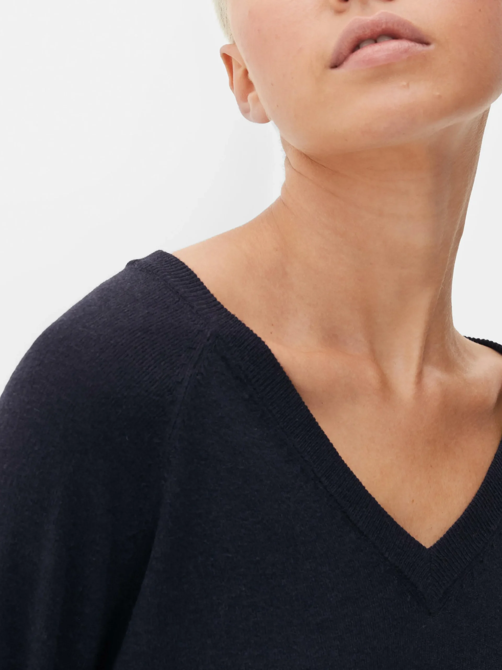 Jersey Básico Con Cuello De Pico