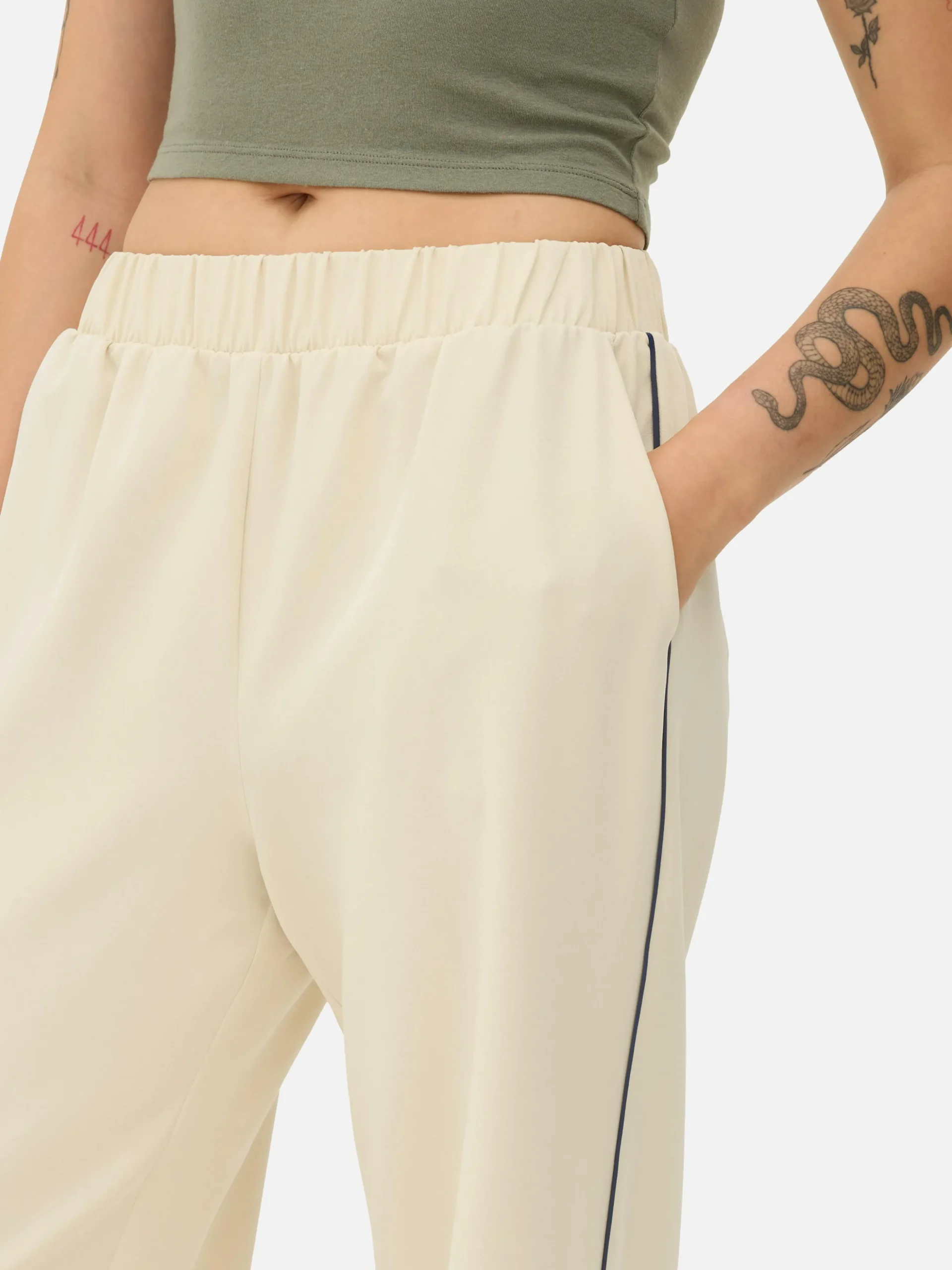 Joggers Anchos Con Detalle De Rayas