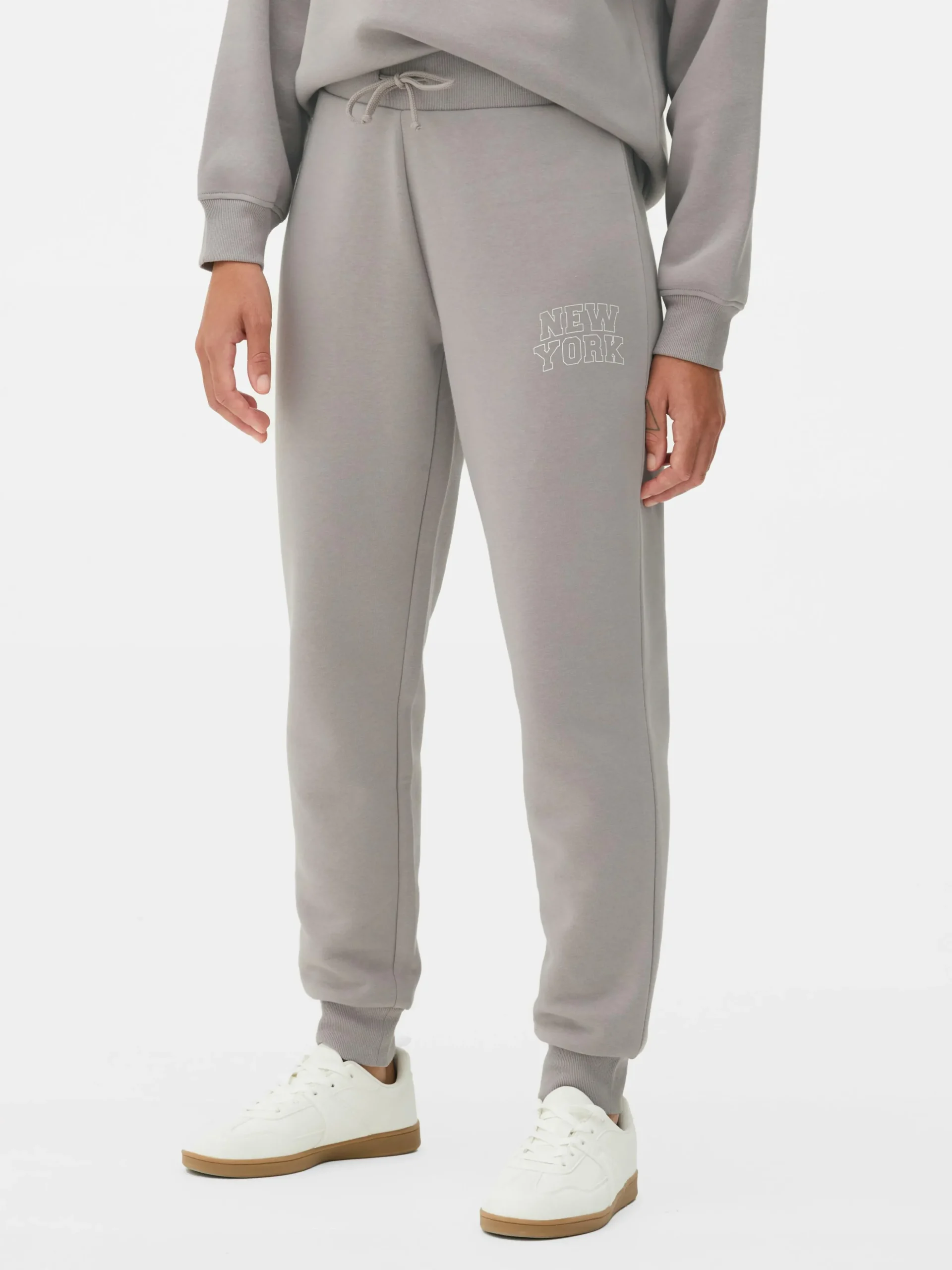 Pantalones De Chándal Pitillo Con Estampado Gráfico