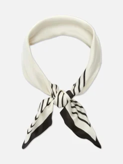 Pañuelo Con Estampado De Corazones