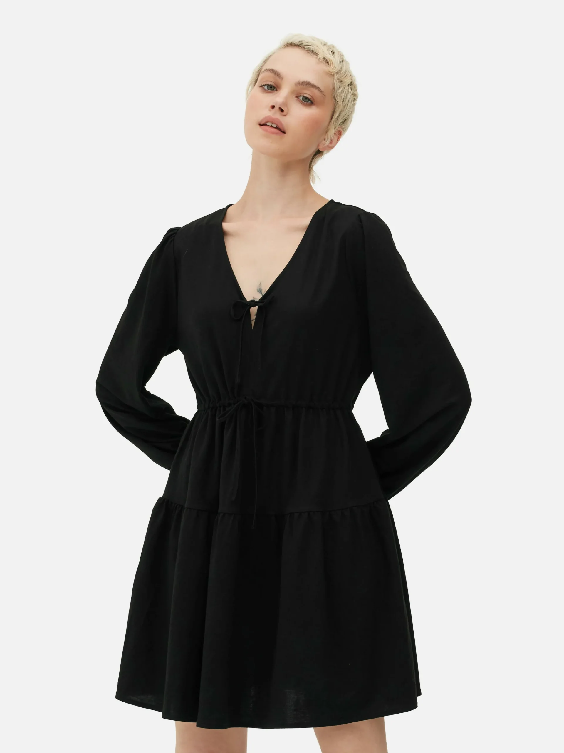 Vestido Corto Con Vuelo, Cuello De Pico Y Lazada