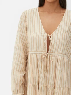 Vestido Corto Con Vuelo Y Lazada Delantera