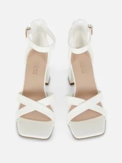 Zapatos De Tacón De Horma Ancha Y Tiras Cruzadas